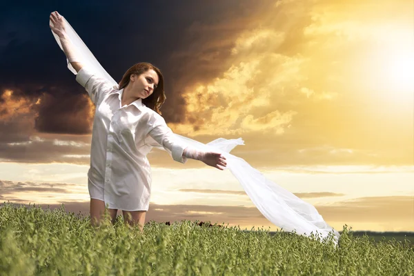 Vacker flicka med flygande vit sjalen på fältet — Stockfoto
