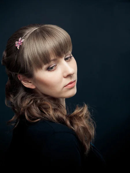 Retrato de mulher bonita wih penteado — Fotografia de Stock