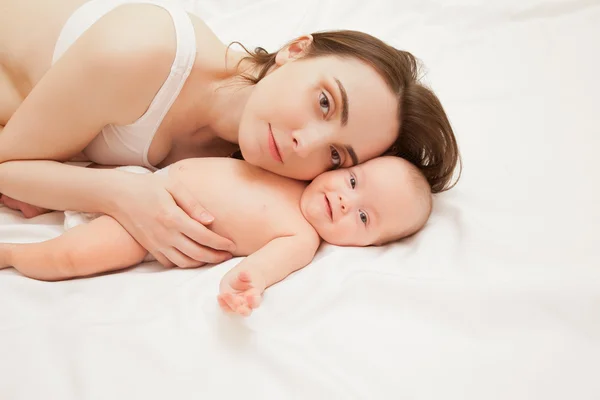 Imagem de mãe feliz com bebê adorável — Fotografia de Stock