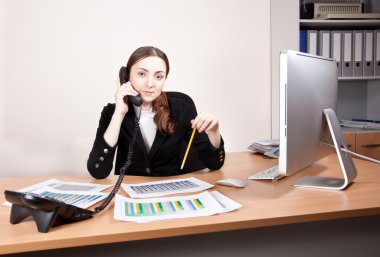 iş kadını ofiste finansal raporlar ile