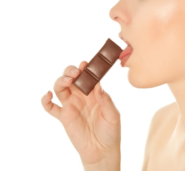 Donna mangiare un cioccolato isolato su bianco — Foto Stock