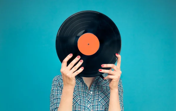 Femme tenant un disque vinyle — Photo