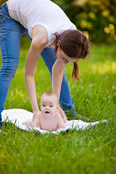 Mother and baby doing exercise routine outdoors — Stock Photo, Image