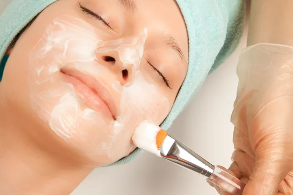 Woman at spa procedures applying mask — Stock Photo, Image