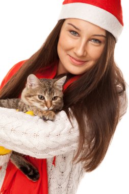 bir yavru kedi ellerinde tutan güzel genç kadın