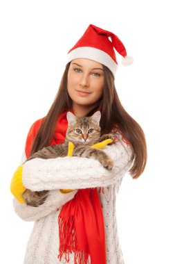 bir yavru kedi ellerinde tutan güzel genç kadın