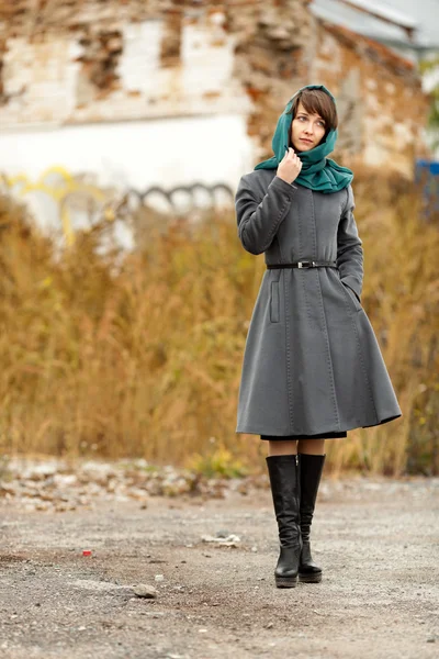 Hermosa mujer sola en abrigo gris al aire libre — Foto de Stock