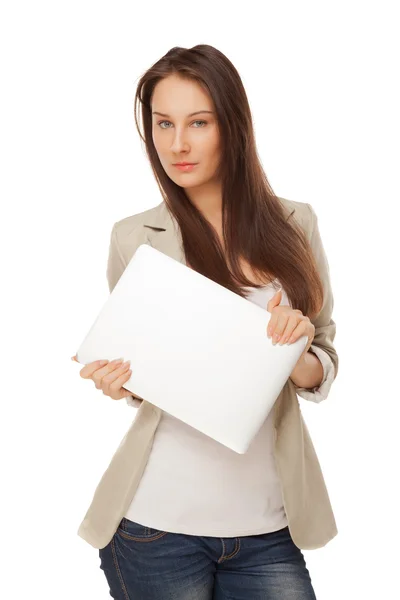 Piękna młoda kobieta w odzieży casual połączenia z laptopem — Zdjęcie stockowe
