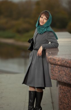 Klasik gri ceket gülümseyen içinde güzel genç kadın