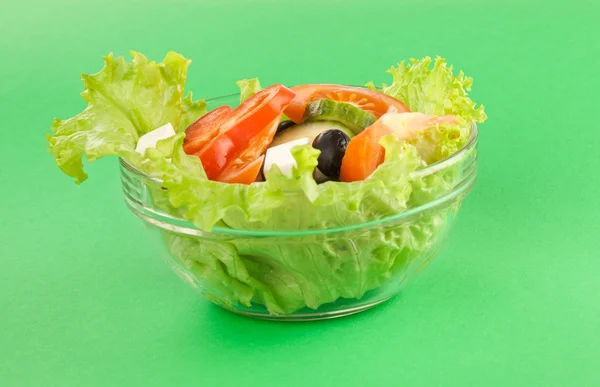 Bild på en tallrik med färska grekisk sallad — Stockfoto