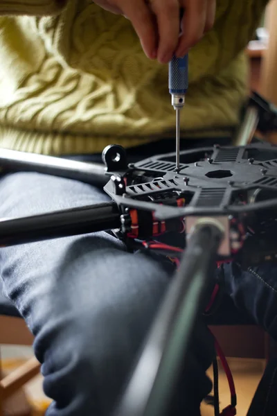 Mannens händer montering multicopter — Stockfoto