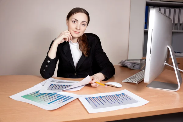 Empresaria con informe financiero en la oficina — Foto de Stock