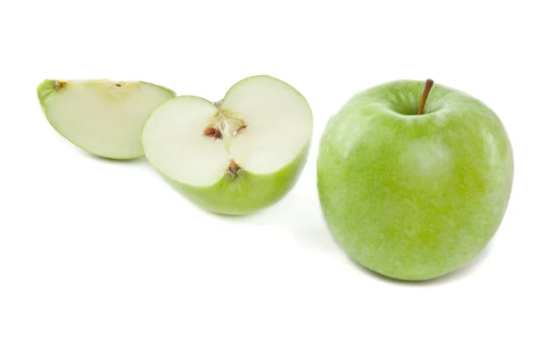 Beyaz zemin üzerine yeşil elma dilimli — Stok fotoğraf