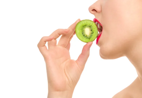 Los labios de la mujer con un pedazo de kiwi — Foto de Stock