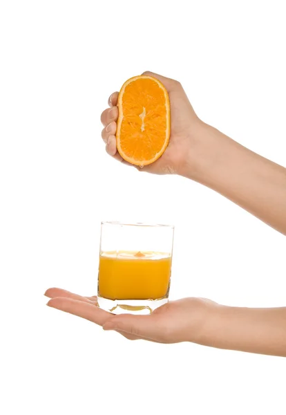 Las manos de la mujer con jugo fresco de naranja — Foto de Stock