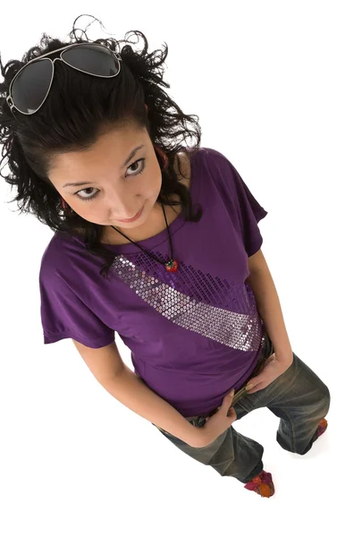 Mooie Aziatische brunette vrouw in violet t-shirt geïsoleerd — Stockfoto