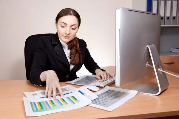 Zakenvrouw werken met financieel verslag — Stockfoto