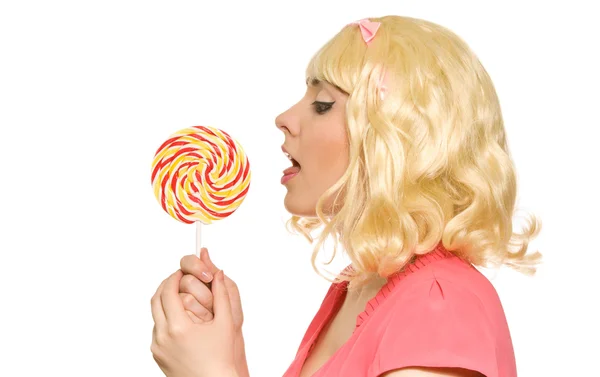 Vrouw in blonde pruik met lolly — Stockfoto