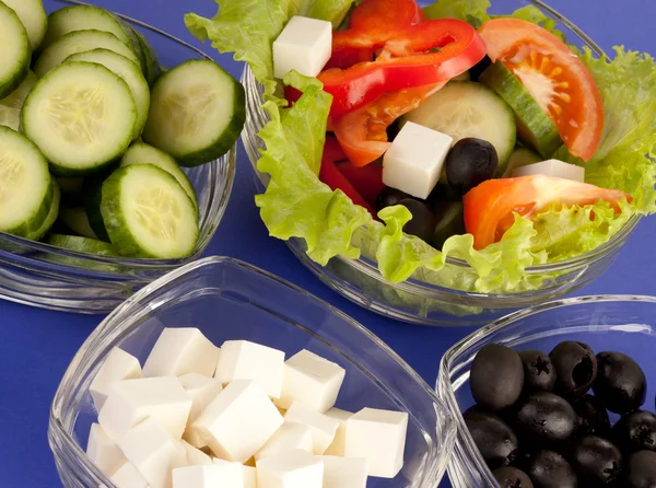 Imagen de platos con ensalada griega e ingridientes —  Fotos de Stock