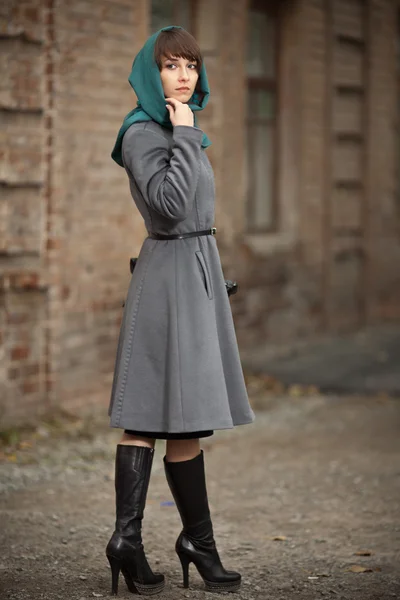 Hermosa mujer con estilo en abrigo gris al aire libre — Foto de Stock