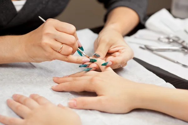Foto van vrouw bij manicure procedure — Stockfoto
