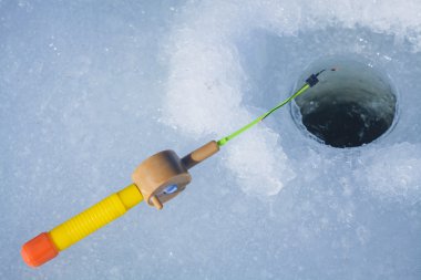 Kış balıkçılığı için buz deliği ve olta.