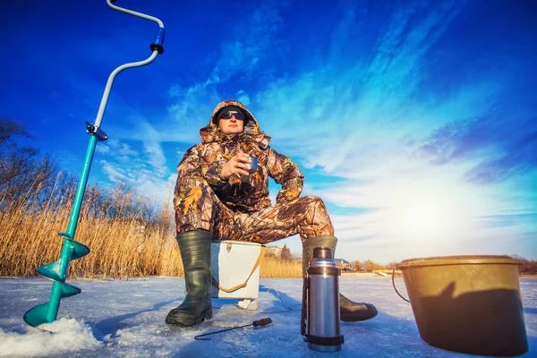 Pescador en un lago en invierno — Foto de Stock