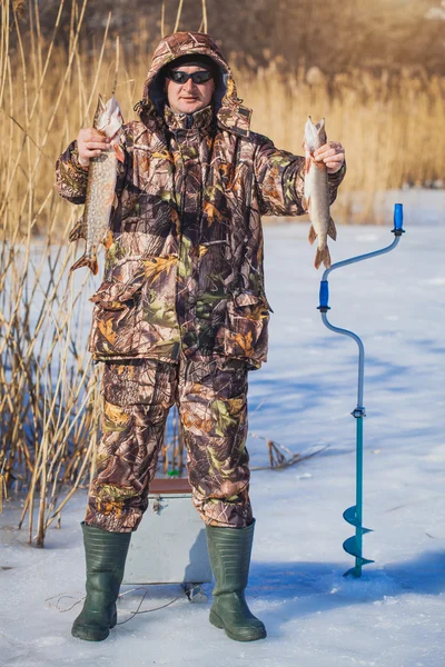 Pêcheur capture brochet sur la pêche d'hiver — Photo