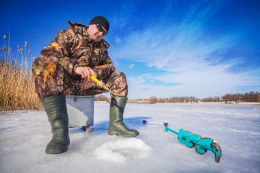Balıkçı bir gölde kış üzerinde