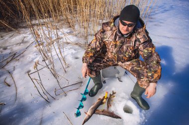 bir ucunda buz balıkçı ile pike yakaladı