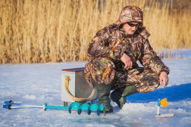 Balıkçı bir gölde kış üzerinde