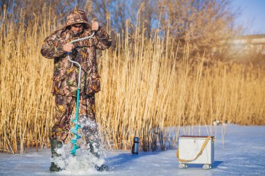 Kış gölde buz balıkçı matkap