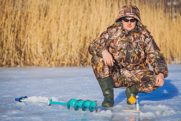 Pescador em um lago no inverno — Fotografia de Stock