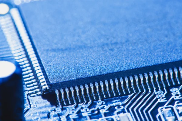 Mikrochip auf Motherboard integriert — Stockfoto