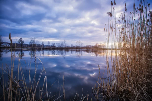 Zonsondergang op de rivier — Stockfoto