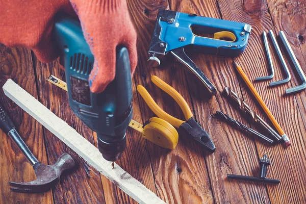 Werkstatttisch aus Holz mit Werkzeug. — Stockfoto