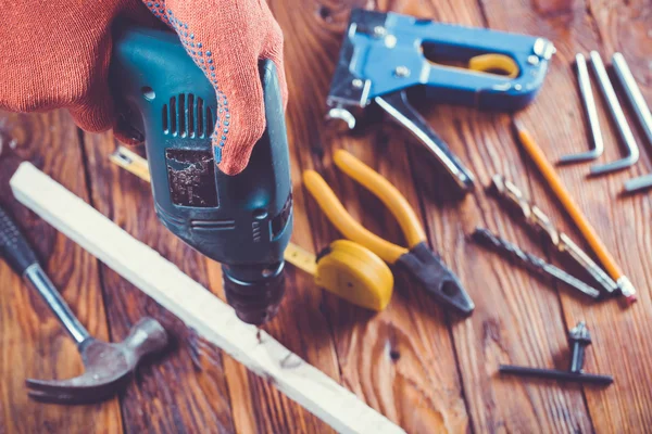 Werkstatttisch aus Holz mit Werkzeug. — Stockfoto