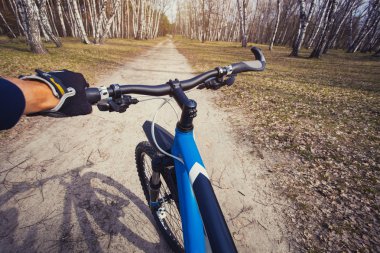 dağ bisikleti hızlı bisiklet üzerinde azalan tepeden aşağı.