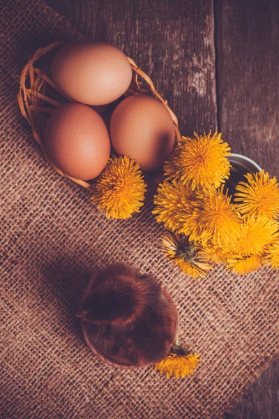 Kleine meid met ei op de houten tafel — Stockfoto