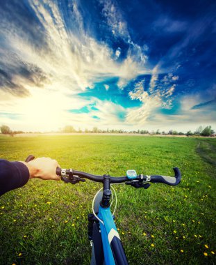 Çayırda binmek üzerinde adam