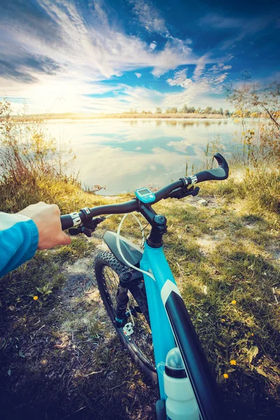 Mann fährt mit Fahrrad in der Nähe des Sees — Stockfoto