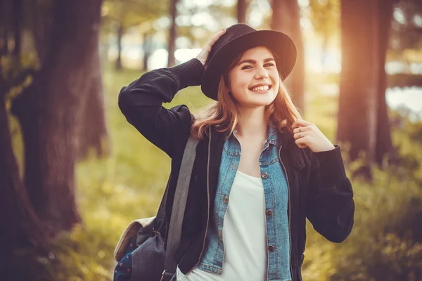 Vacker flicka i parken sommaren — Stockfoto