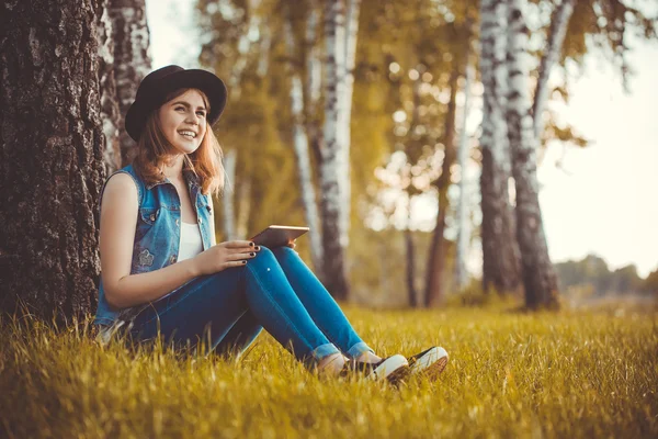 Young girl study with tablet in park — Stock Photo, Image