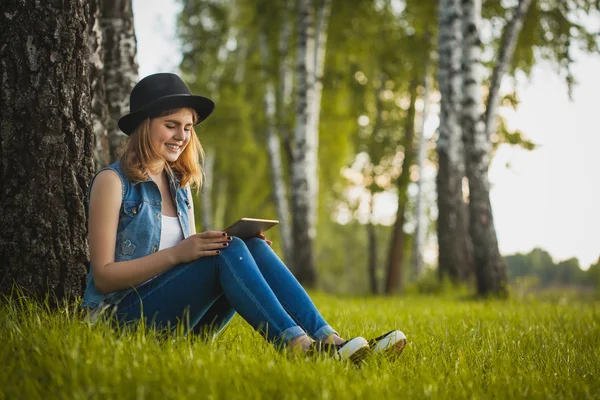 Young girl study with tablet in park — Stock Photo, Image