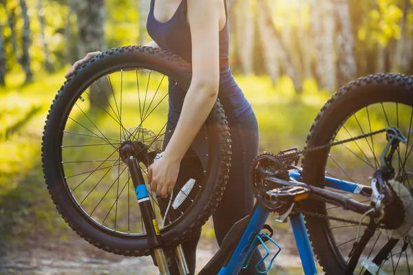 Mädchen repariert ihr Fahrrad — Stockfoto