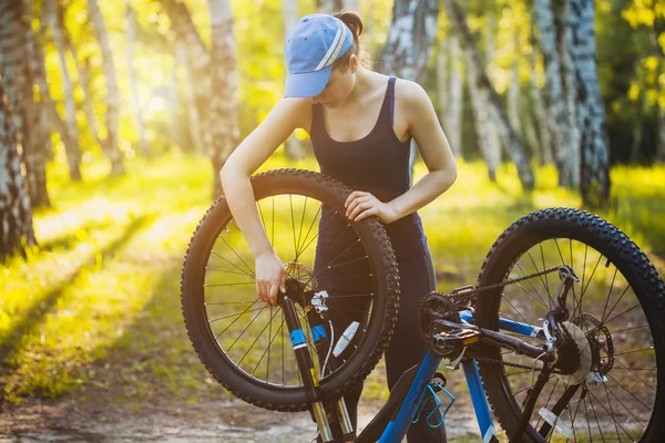 Kız onu Bisiklet tamir — Stok fotoğraf