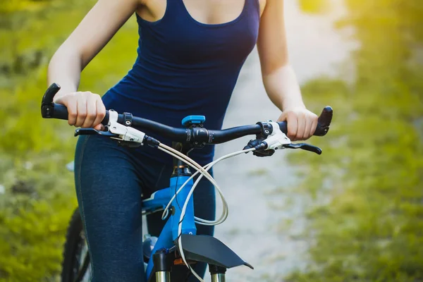 Kadın dağ bisikleti ve gidonun holding — Stok fotoğraf