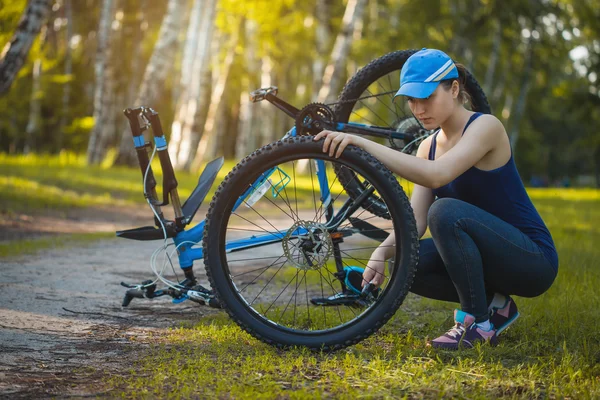 Woman repair her bicycle — Stock Photo, Image