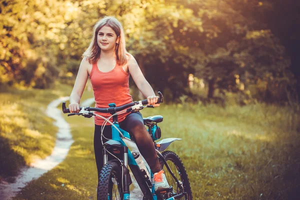 Femme cycliste promenades en forêt sur un VTT . — Photo