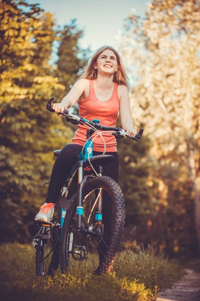 Radfahrerin fährt mit Mountainbike im Wald. — Stockfoto